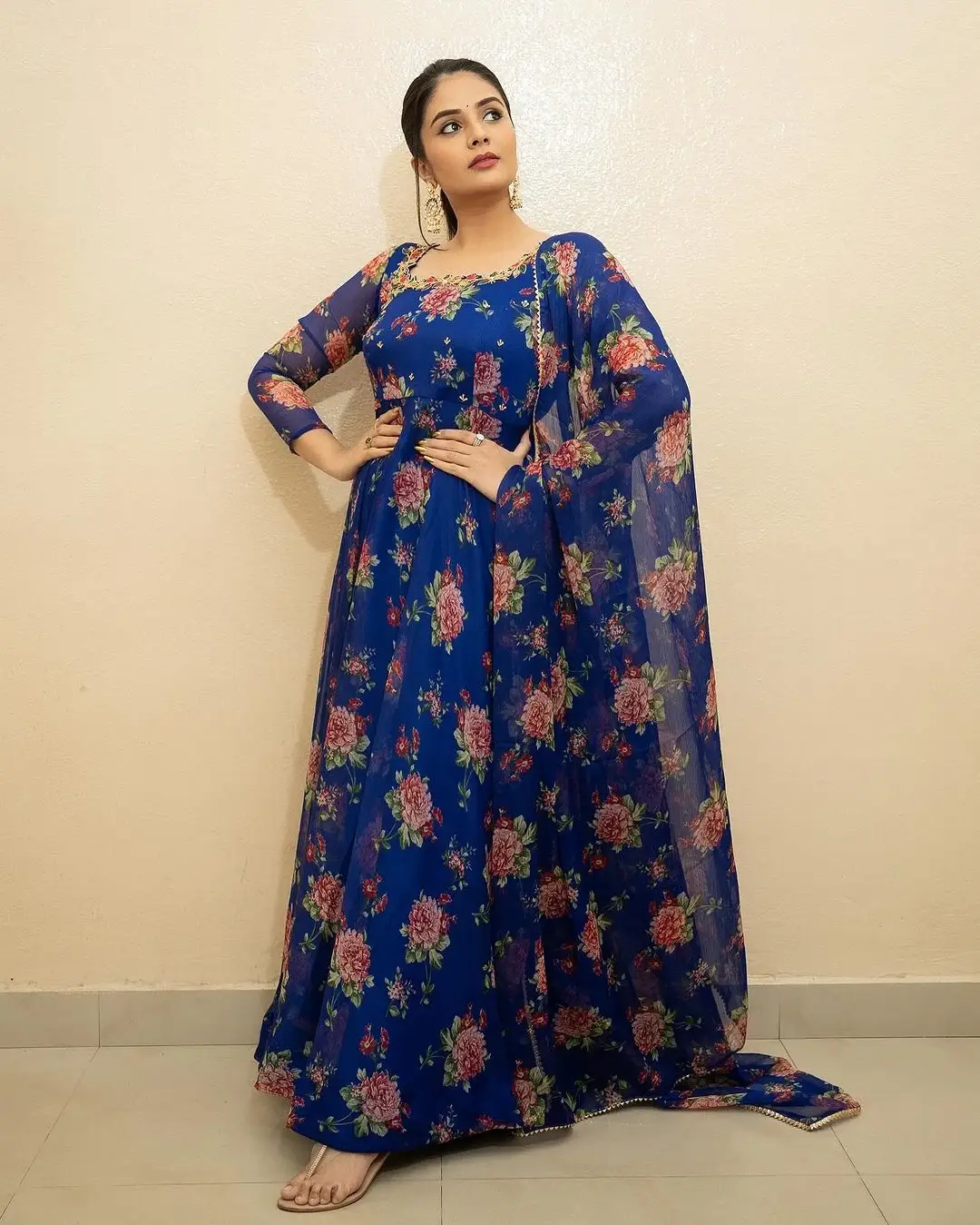 ACTRESS SREEMUKHI IN BLUE FLORAL PRINT GEORGETTE ANARKALI KURTA 6